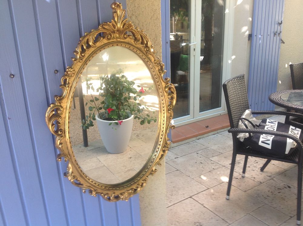 miroir d&eacute;coratif ovale de style. Décoration