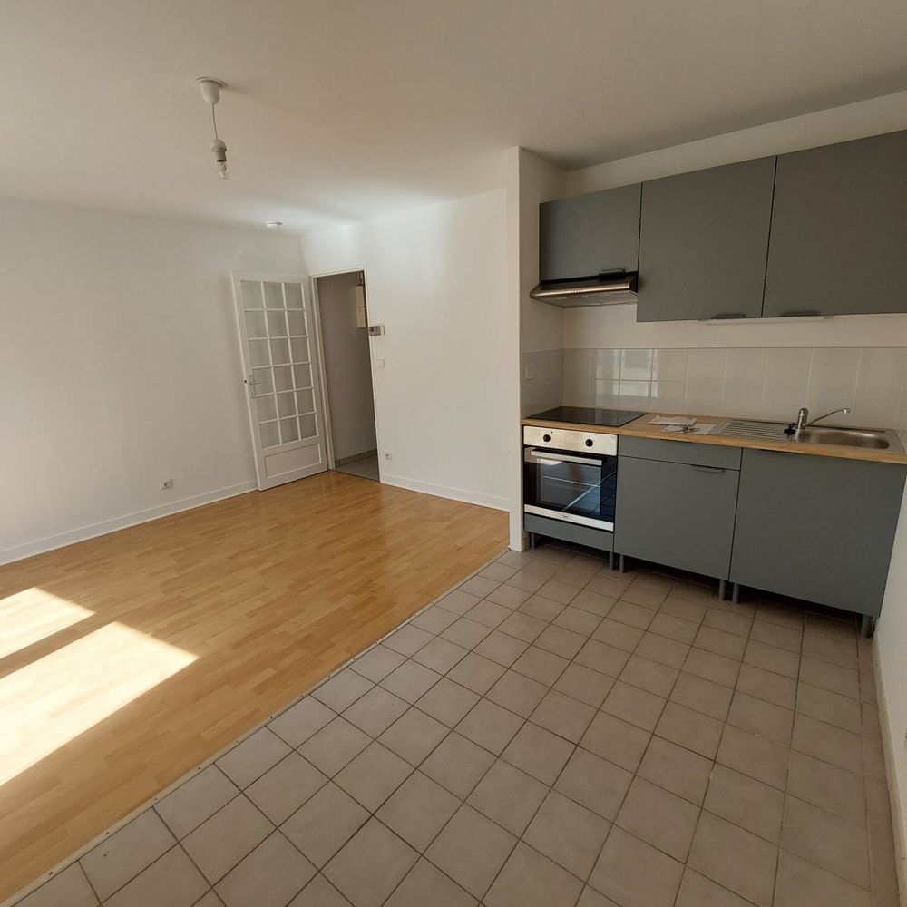 Location Appartement STUDIO avec box en sous-sol et balcon Reims
