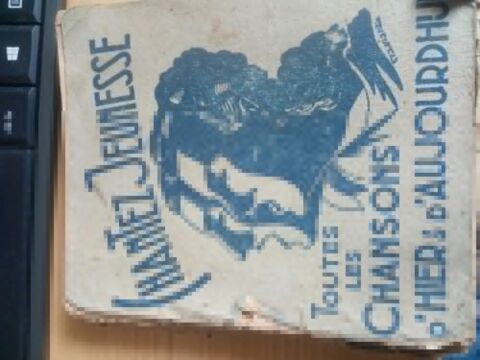 LIVRE CHANTEZ JEUNESSE TOUTES LES CHANSONS D HIER ET D AUJO 20 Levainville (28)