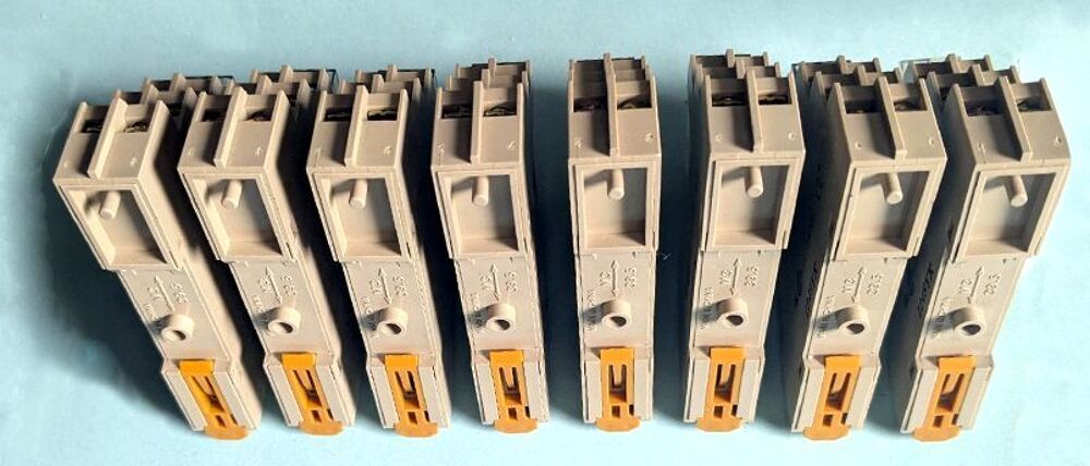 Lot de 8 relais de puissance Omron G2R-2-DC12 mont&eacute; sur base Matériel informatique