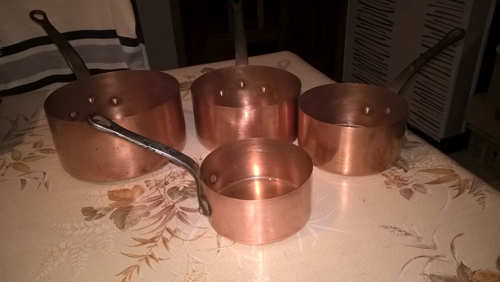 Anciennes casseroles cuivre jaune 1950. Cuisine