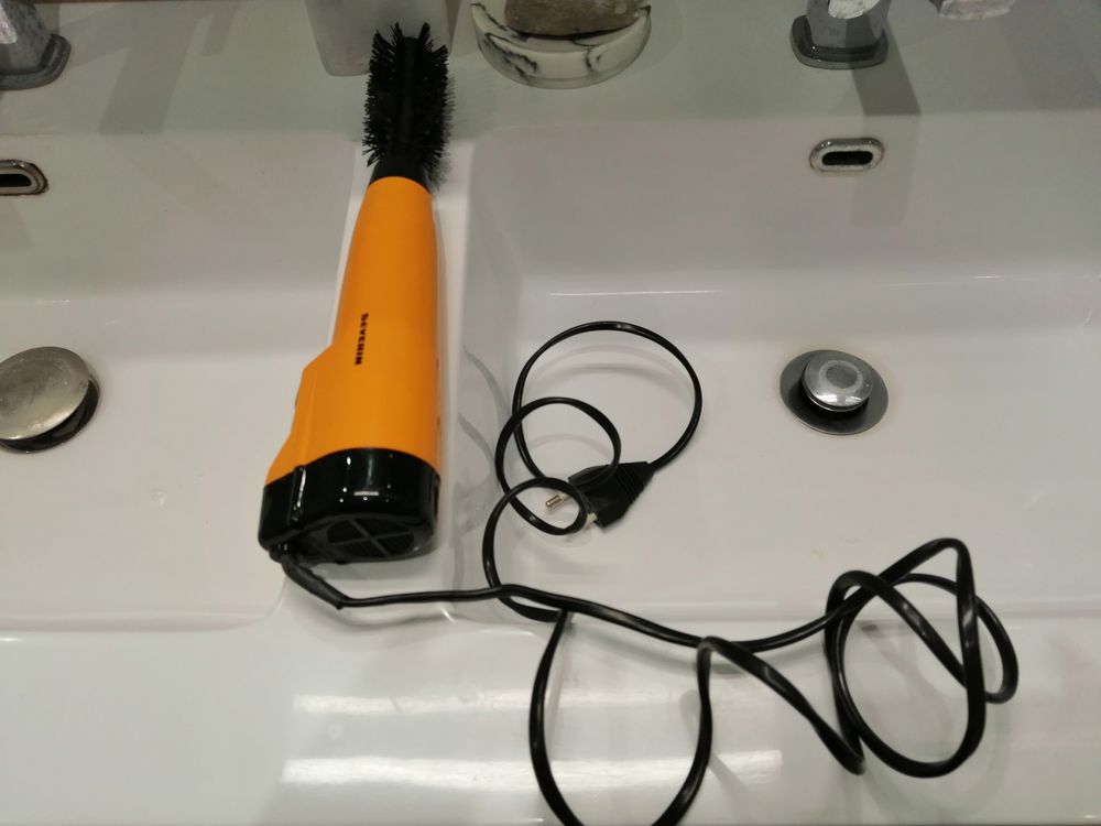 Brosse chauffante et coiffante de marque S&eacute;verin. Electroménager