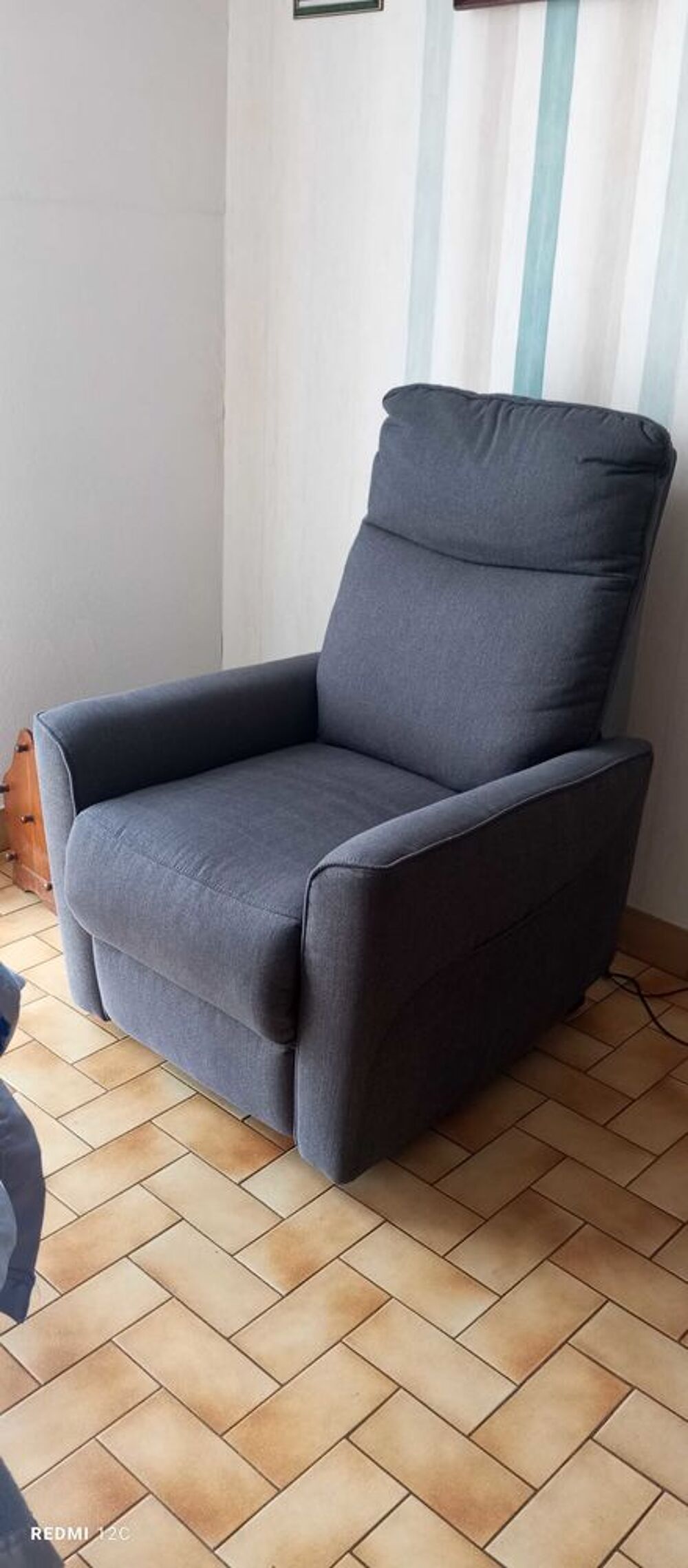 fauteuil relax releveur &eacute;lectrique Elliot avec t&eacute;l&eacute;commande Meubles