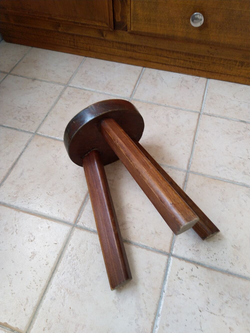 Tabouret tripode en ch&ecirc;ne massif
Meubles