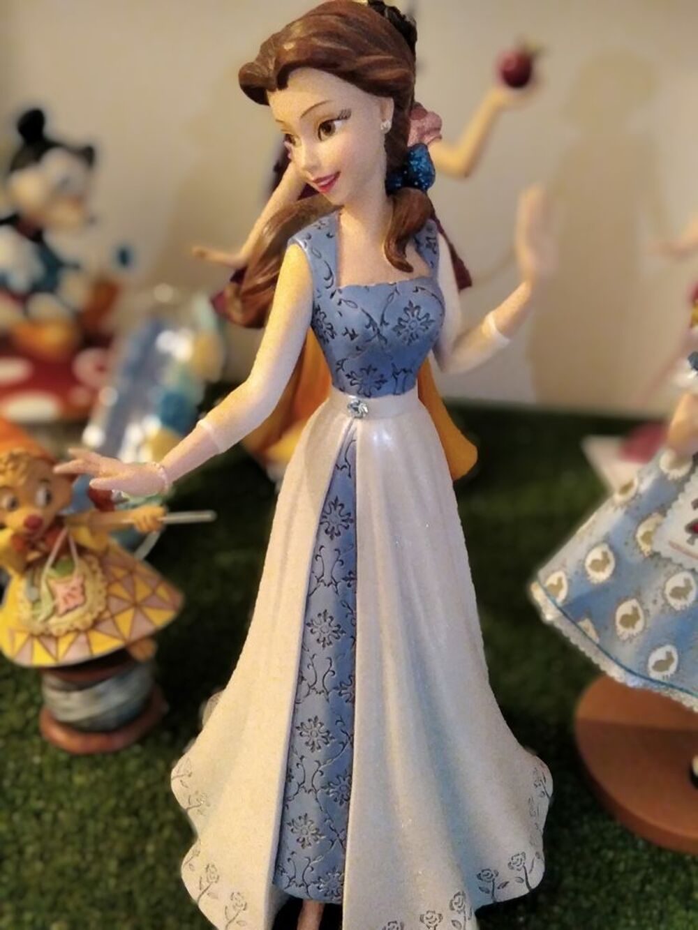 Magnifique figurine haute couture Belle 