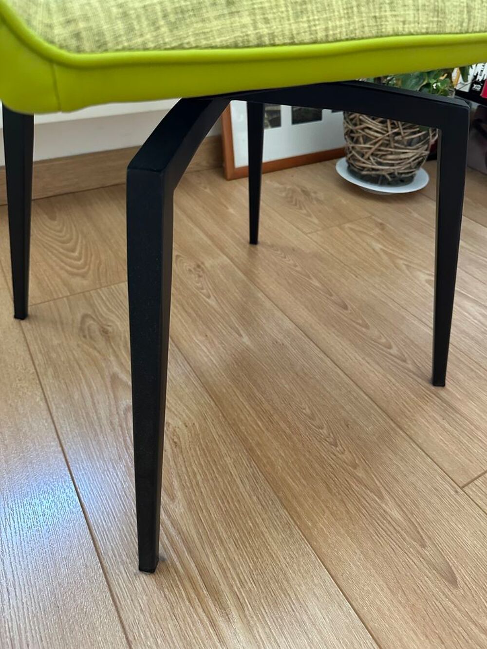 Ensemble de 6 chaises design pieds m&eacute;tal noir FURTIF Meubles
