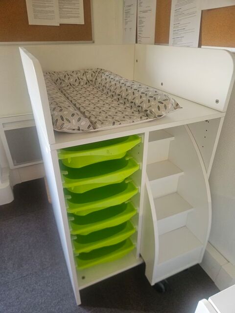 MEUBLE DE CHANGE 70 cm 6 stop bacs et 1 escabeau Voisins-le-Bretonneux (78)