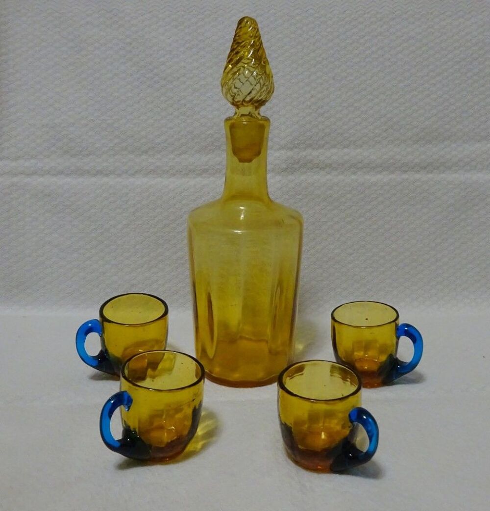 Tr&egrave;s joli service &agrave; liqueur XIXe en verre de couleur marron Décoration