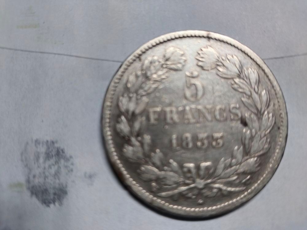 1 pi&egrave;ce de 5 francs fran&ccedil;aise en argent ann&eacute;e 1833 . 