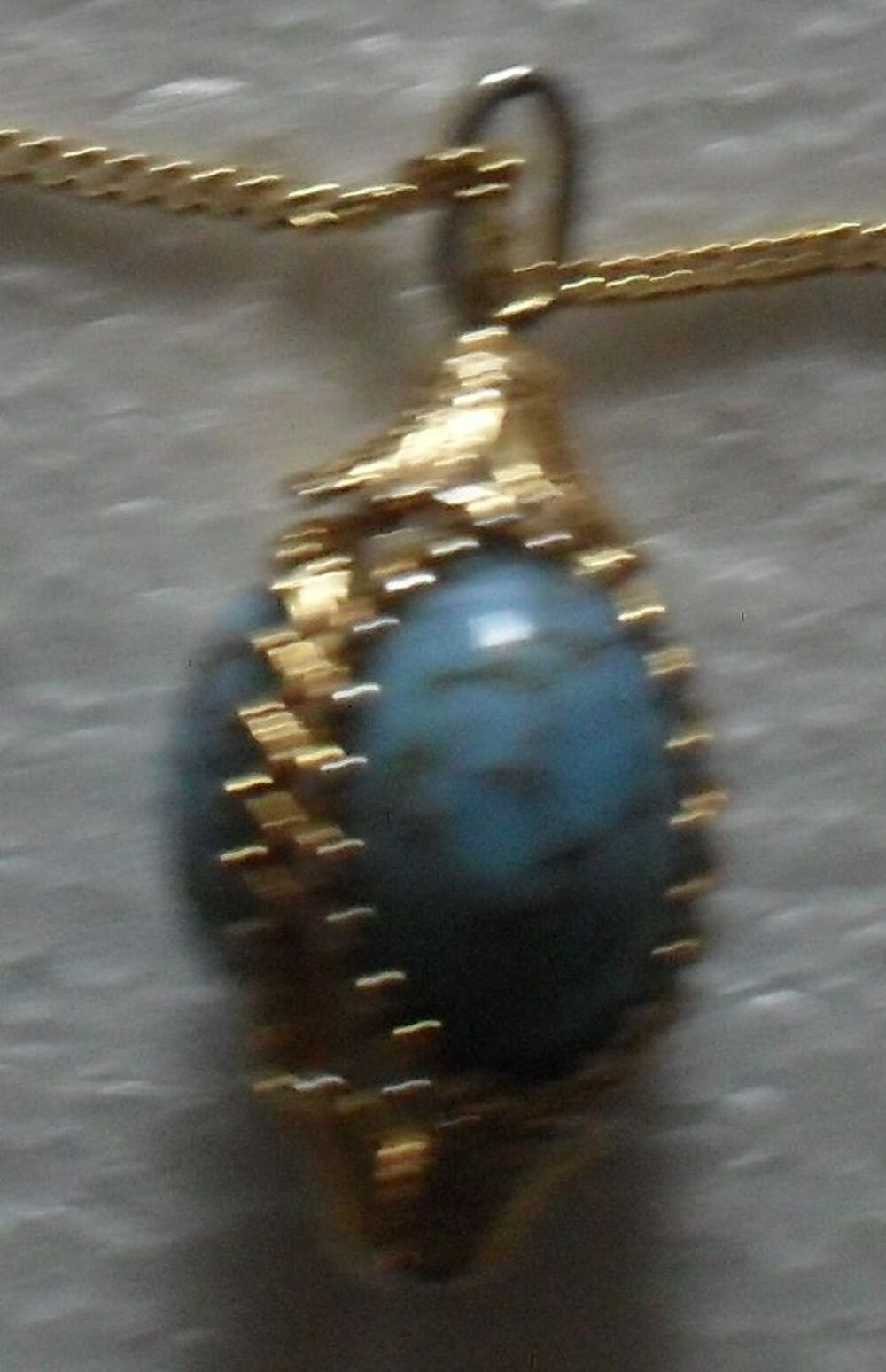 Chaine 45 cm avec sph&egrave;re bleue et dor&eacute;e. Bijoux et montres