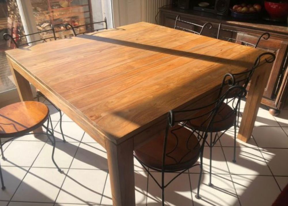 Table carr&eacute;e maison du monde. Meubles