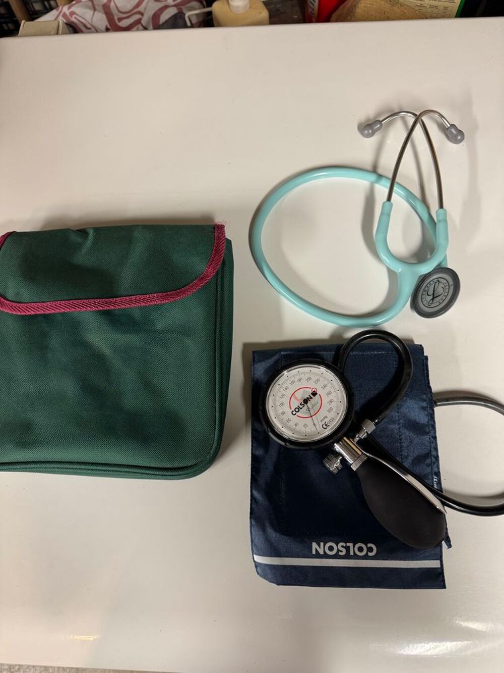 tensiom&egrave;tre avec st&eacute;thoscope Puriculture