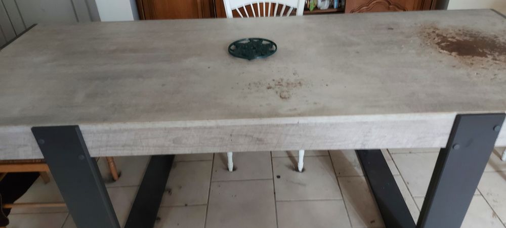 donne grande table cuisine ikea ab&icirc;m&eacute; dessus mais avec nappe Meubles