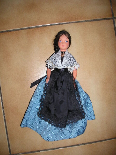 Lot de 3 poupes  anciennes dans leur costume  rgional
15 Septmes-les-Vallons (13)