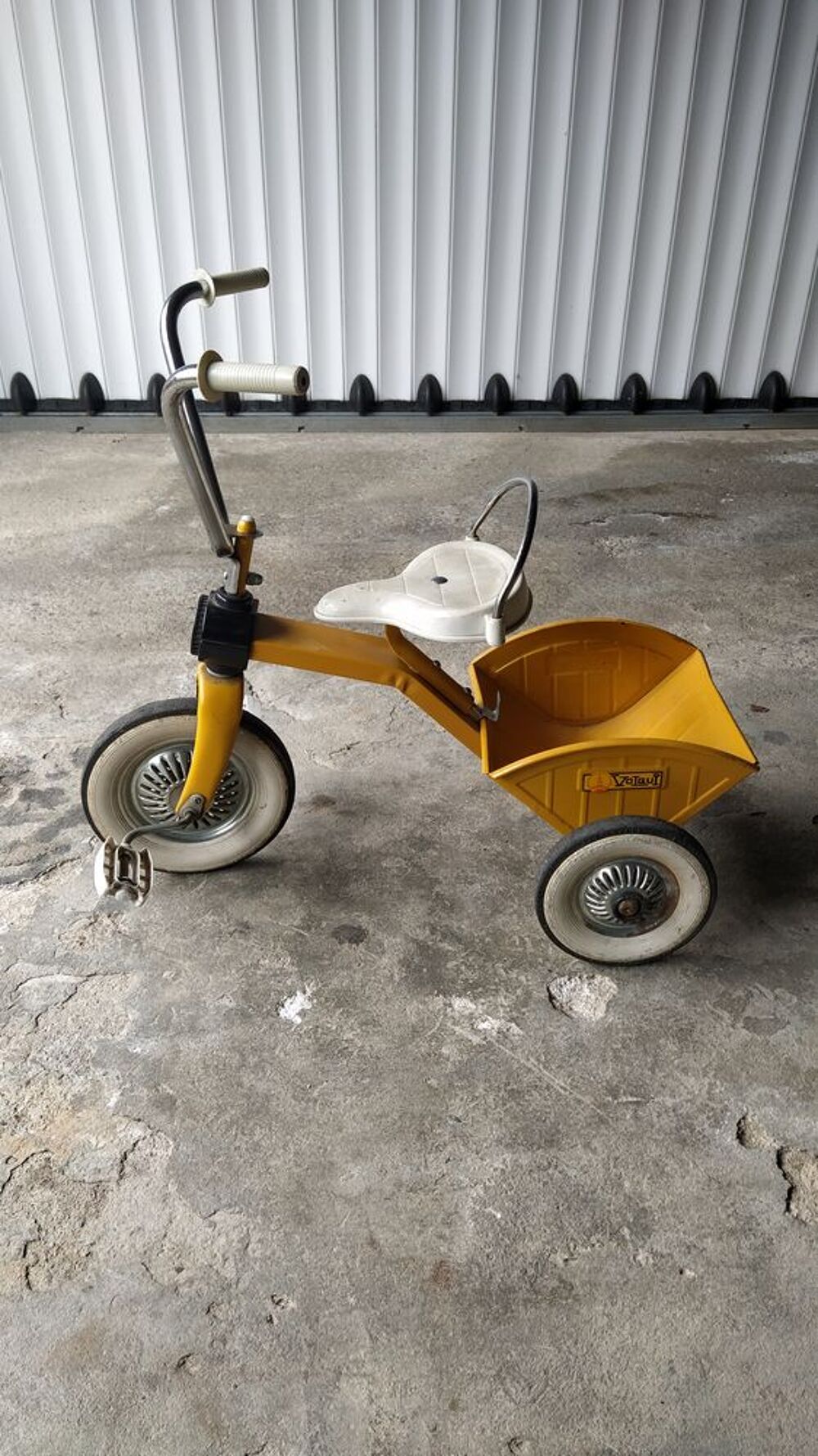 Tricycle enfant m&eacute;tallique 