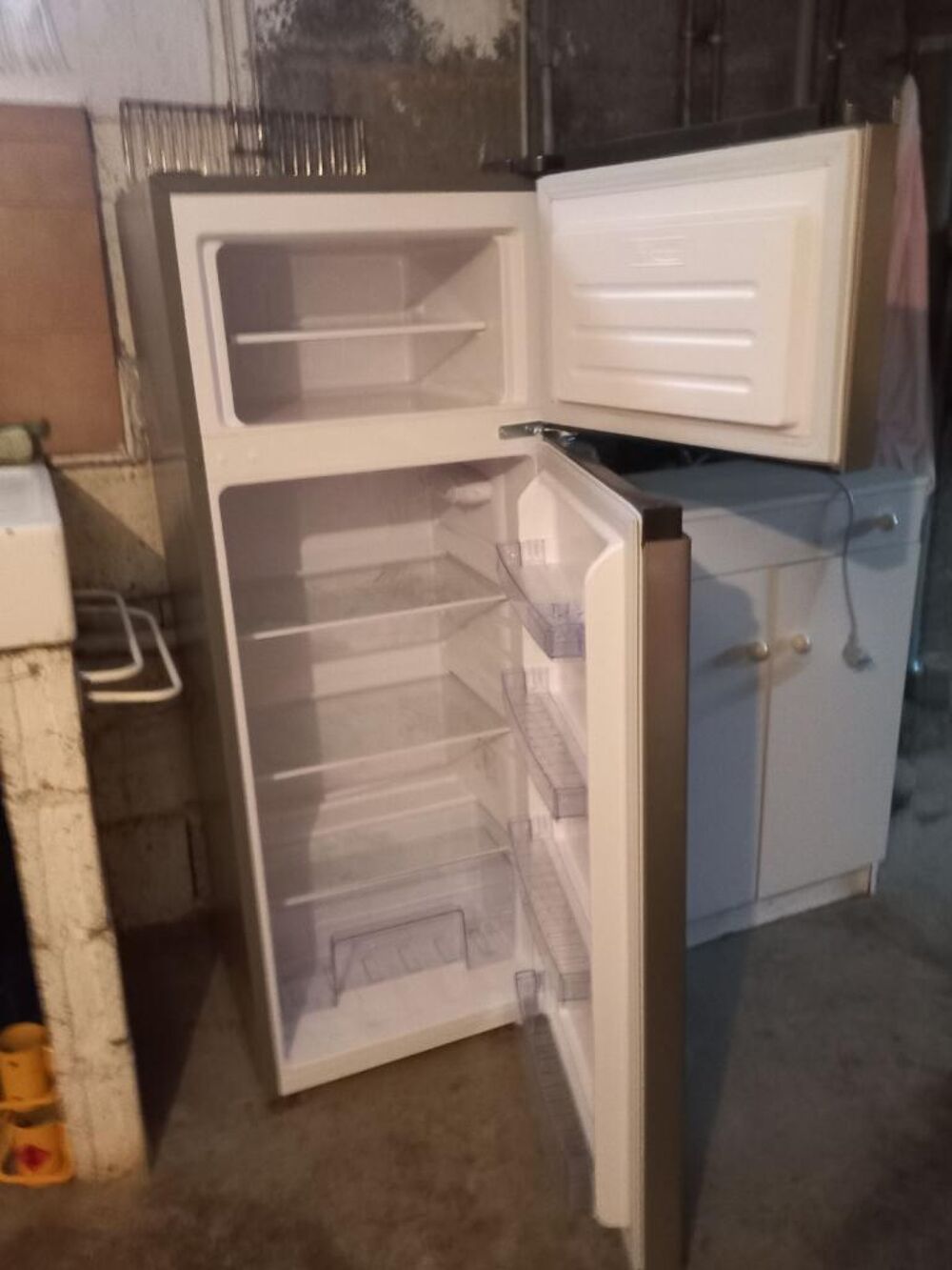 REFREGIRATEUR 209 LITRE AVEC CONGELATEUR 371 L 
Meubles