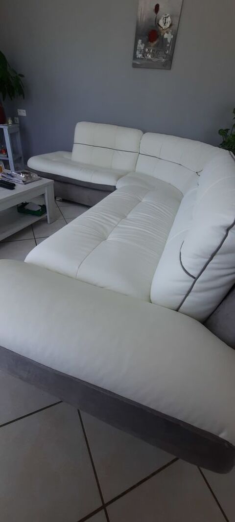  canap d angle gris velours et cru. 
700 Saint-Clment (19)