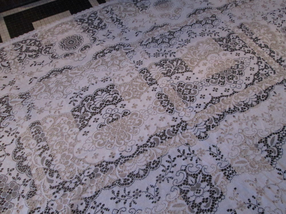 Jet&eacute; ou nappe de table en dentelle broderie blanc Décoration