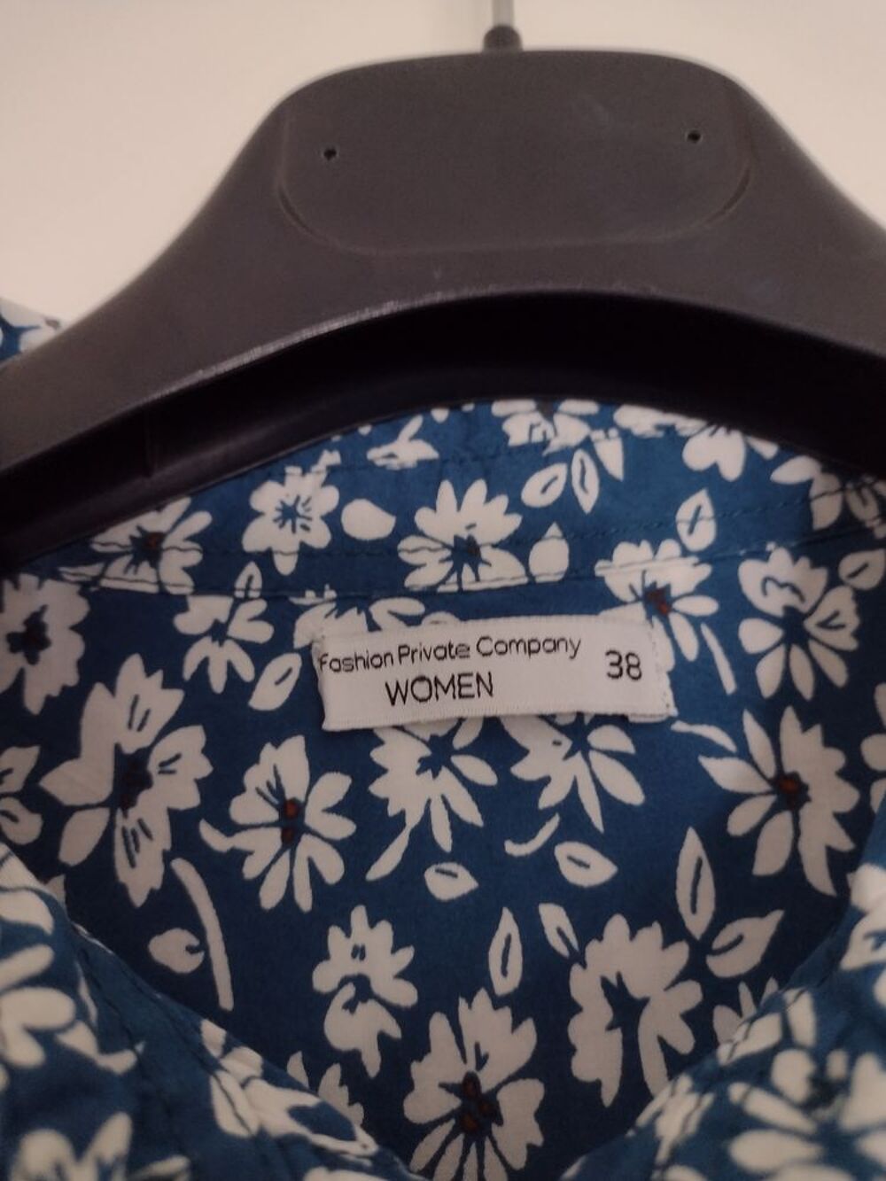 Joli chemisier neuf bleu &agrave; fleurs Vêtements
