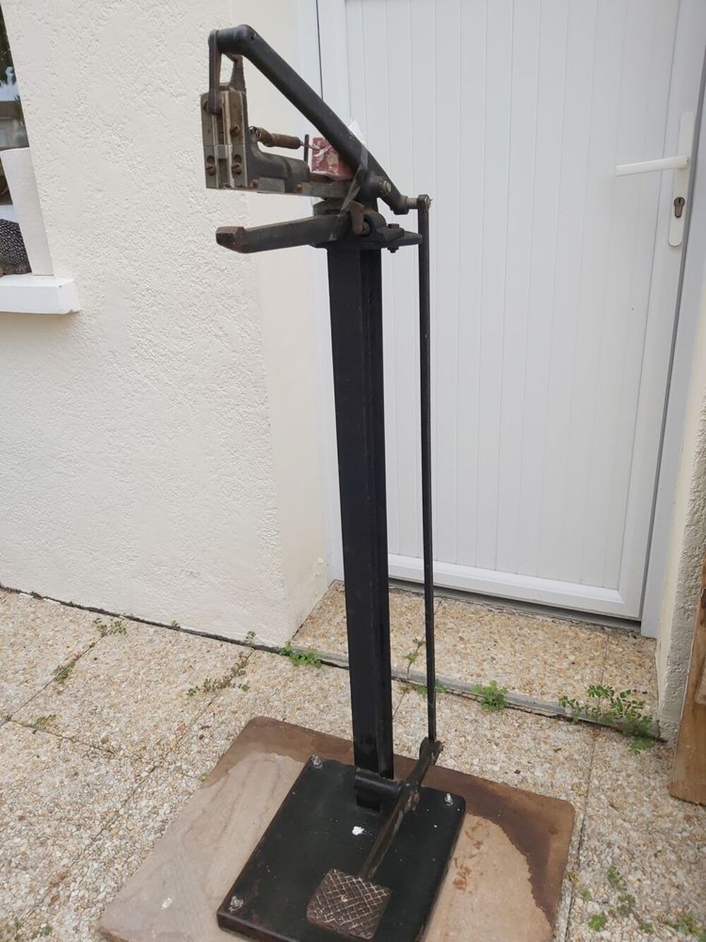 Agrafeuse industrielle &agrave; pied ? robuste et fonctionnelle Bricolage