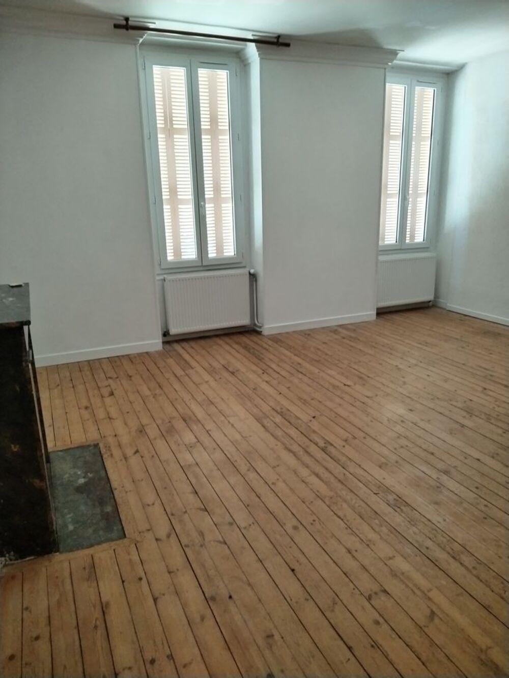 Location Maison grande maison centre ville de Champdeniers, environ 160m2 h, Champdeniers-saint-denis