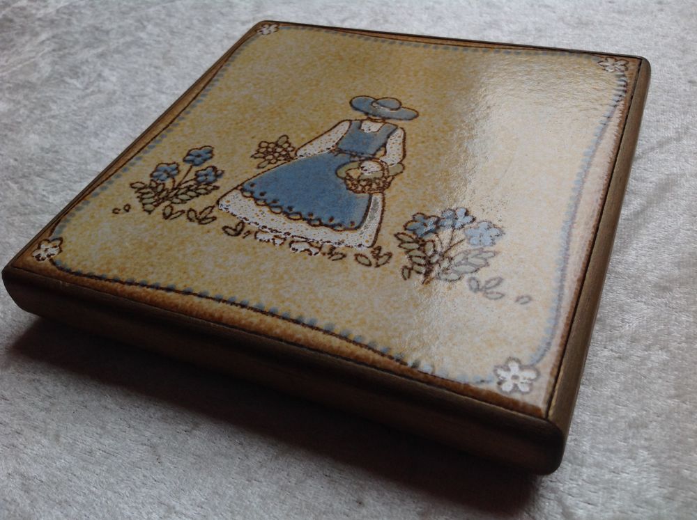 DESSOUS DE PLAT ANCIEN BOIS ET C&Eacute;RAMIQUE FIGURE Envoi possib Décoration