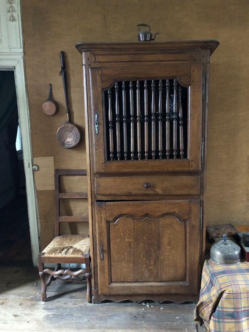 ancien bahut , fromager, garde manger, homme debout Meubles