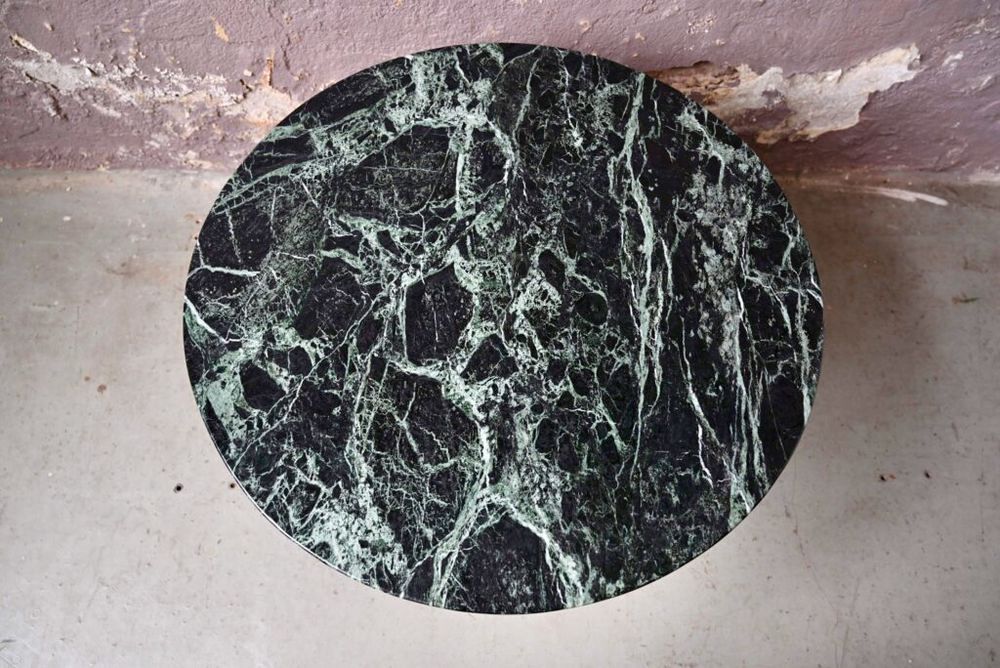 Table basse au design brutaliste en en marbre et cuivre Meubles