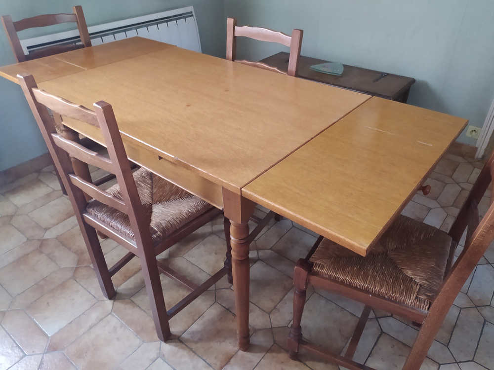 TABLE DE CUISINE ET CHAISES Meubles