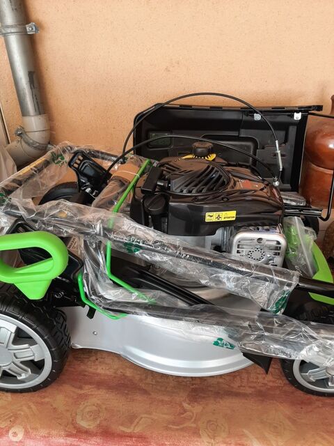 Tondeuse tract�e Briggs & Stratton neuve 250 Barst (57)