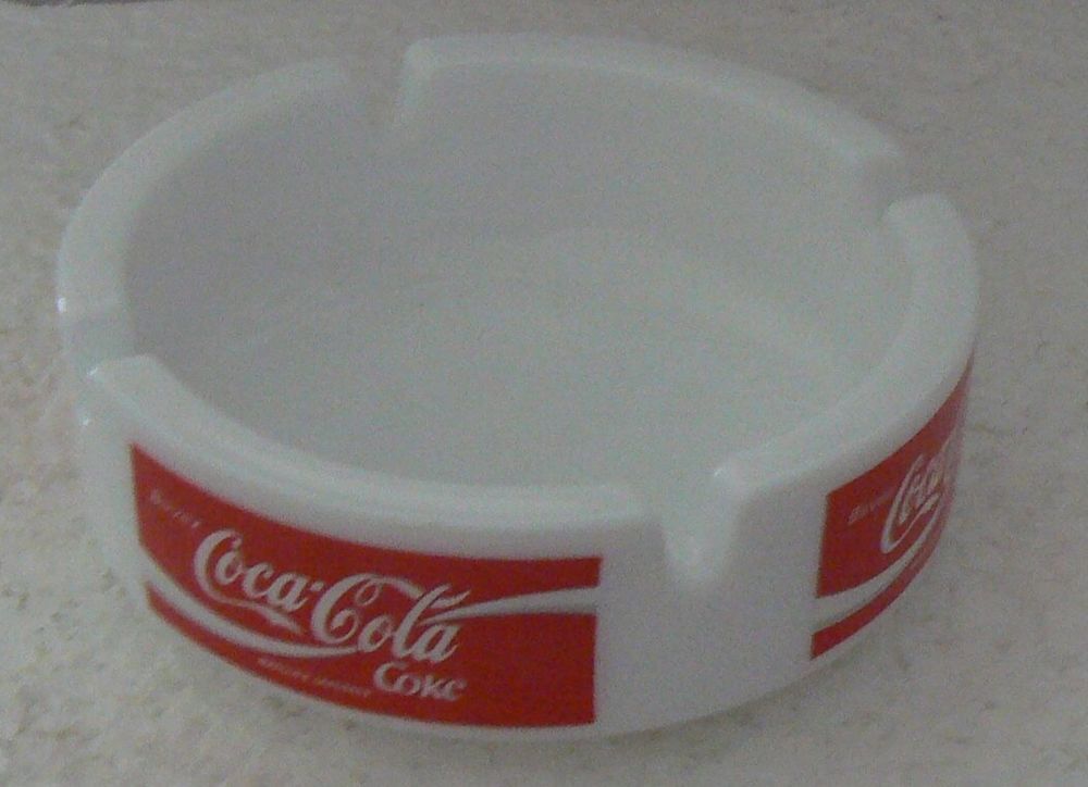 Cendrier Coca-Cola fond blanc avec logo rouge
