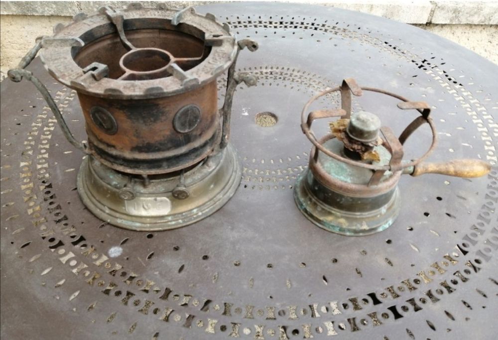 Anciens rechauds &agrave; p&eacute;trole en bronze Décoration