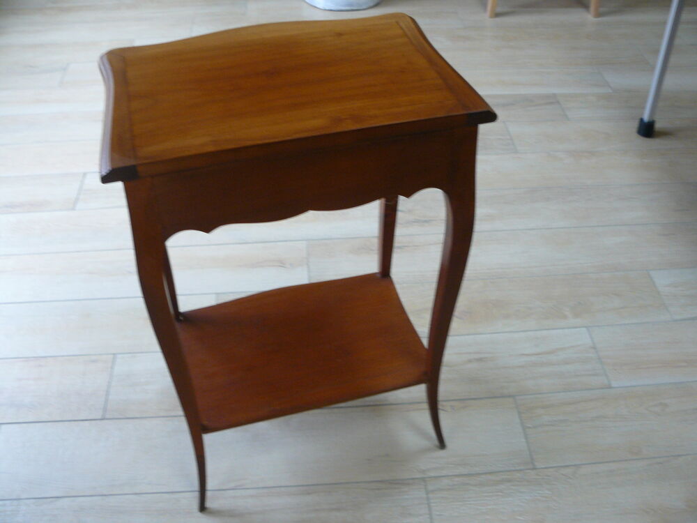 Table de chevet en merisier Meubles
