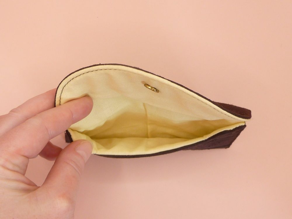 Pochette en Tissu Marron et Ecru avec son Bouton Pression Maroquinerie
