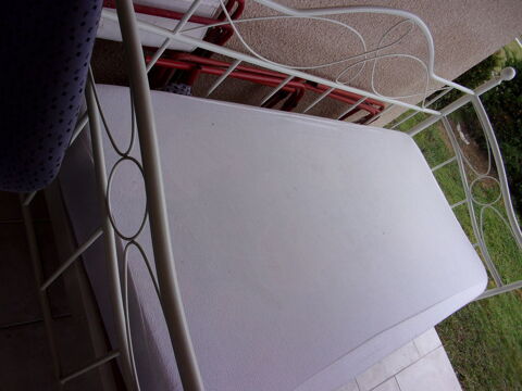 lit  banquette fer blanc sommier renforc� (une place : 90 ) 80 Annonay (07)