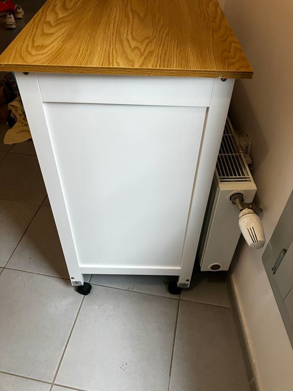 desserte &agrave; roulettes blanche rev&ecirc;tement imitation bois Meubles