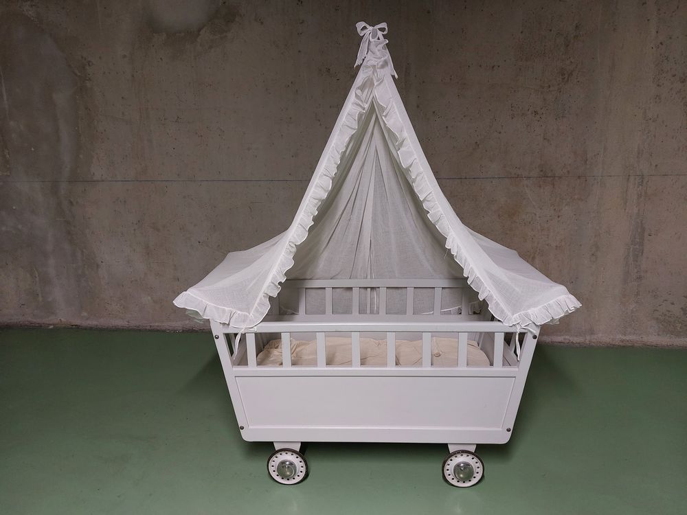 Lit b&eacute;b&eacute; en bois &agrave; roulettes vintage ann&eacute;es 1950 Mobilier enfants