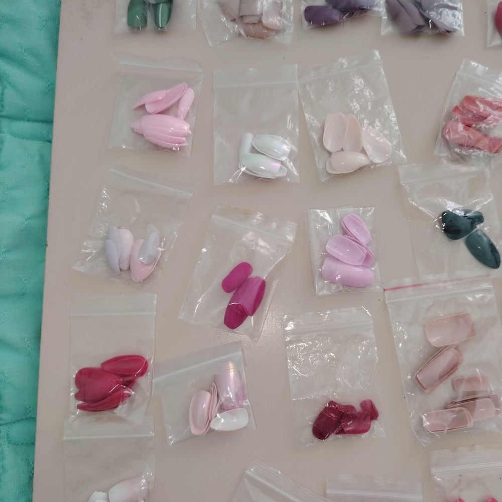 LOT DE FAUX ONGLES Bijoux et montres