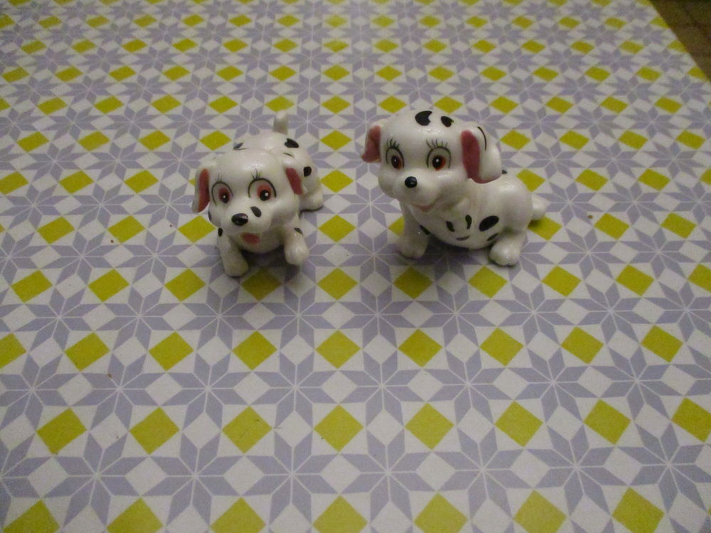 Lot de 2 petits chiens en c&eacute;ramique ou fa&Iuml;ence pas un &eacute;clat Décoration