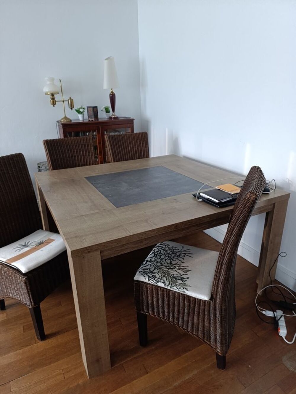 TABLE CARRE PARFAIT ETAT Meubles