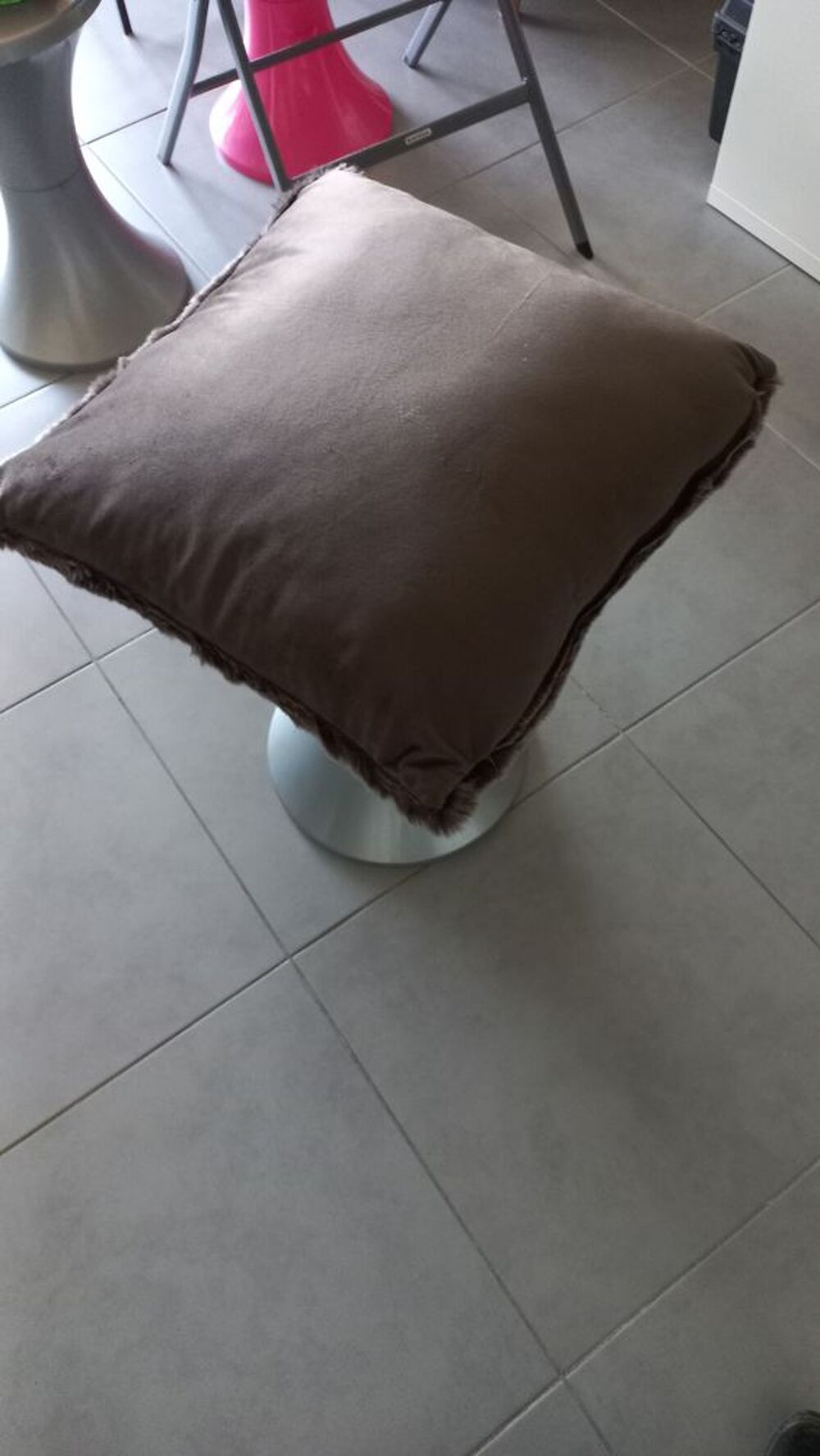 Beau coussin en fausse fourrure Taupe
45x45 cm D�coration