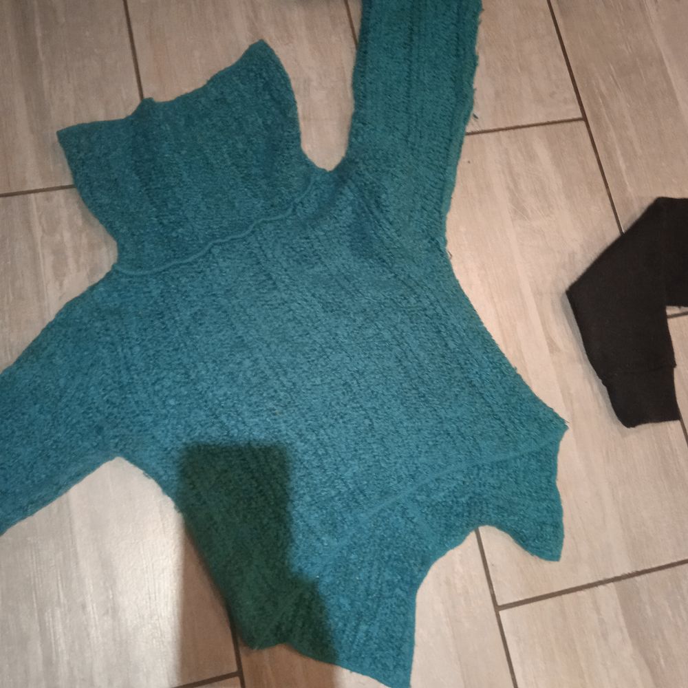 Pull bleu court col roul&eacute; T 2 80 % acrylique 17% mohair 3% p Vêtements