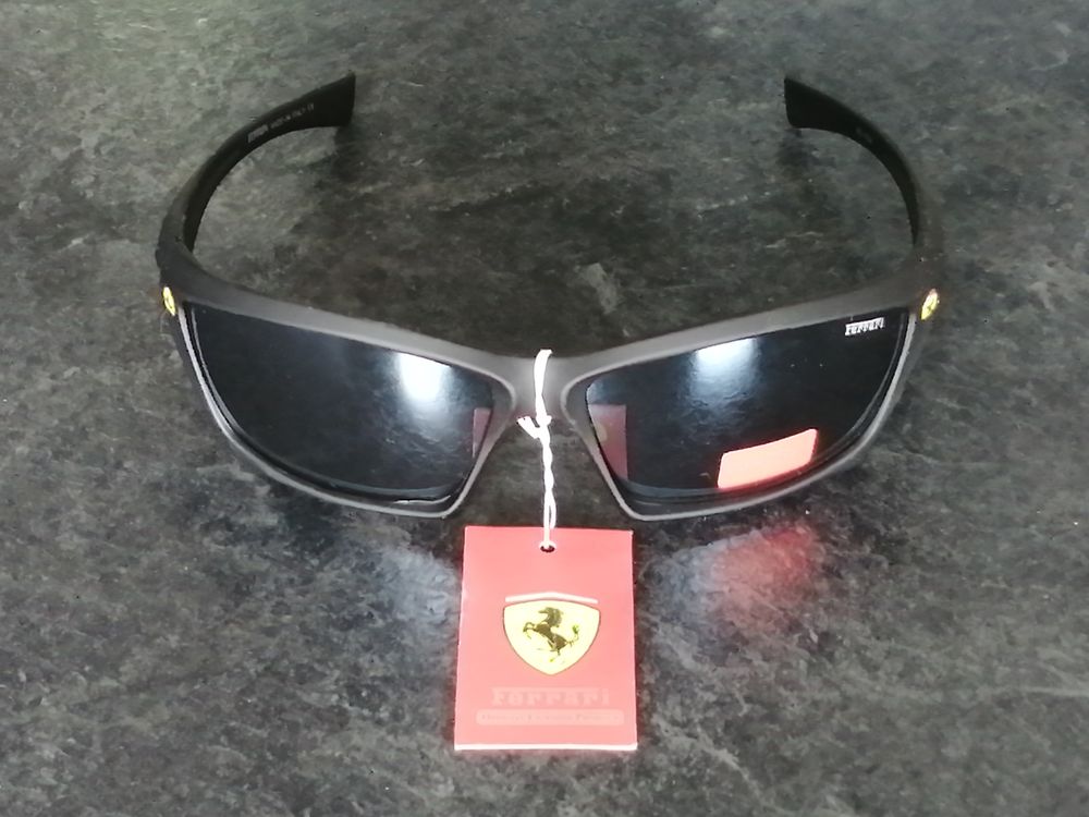 Paire de lunettes Ferrari NEUVES Bijoux et montres