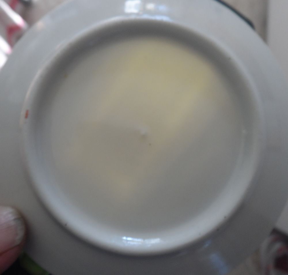 Service &agrave; caf&eacute; neuf en porcelaine blanche &agrave; fleur surlign&eacute;e Cuisine