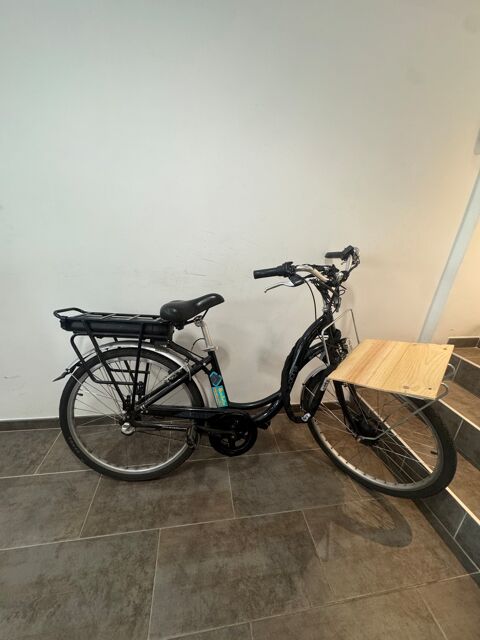 V�lo �lectrique urbain noir avec porte-bagages 400 Nice (06)