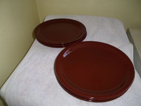 Cinq assiettes neuves en faïence de couleur marron 10 Lourdes (65)