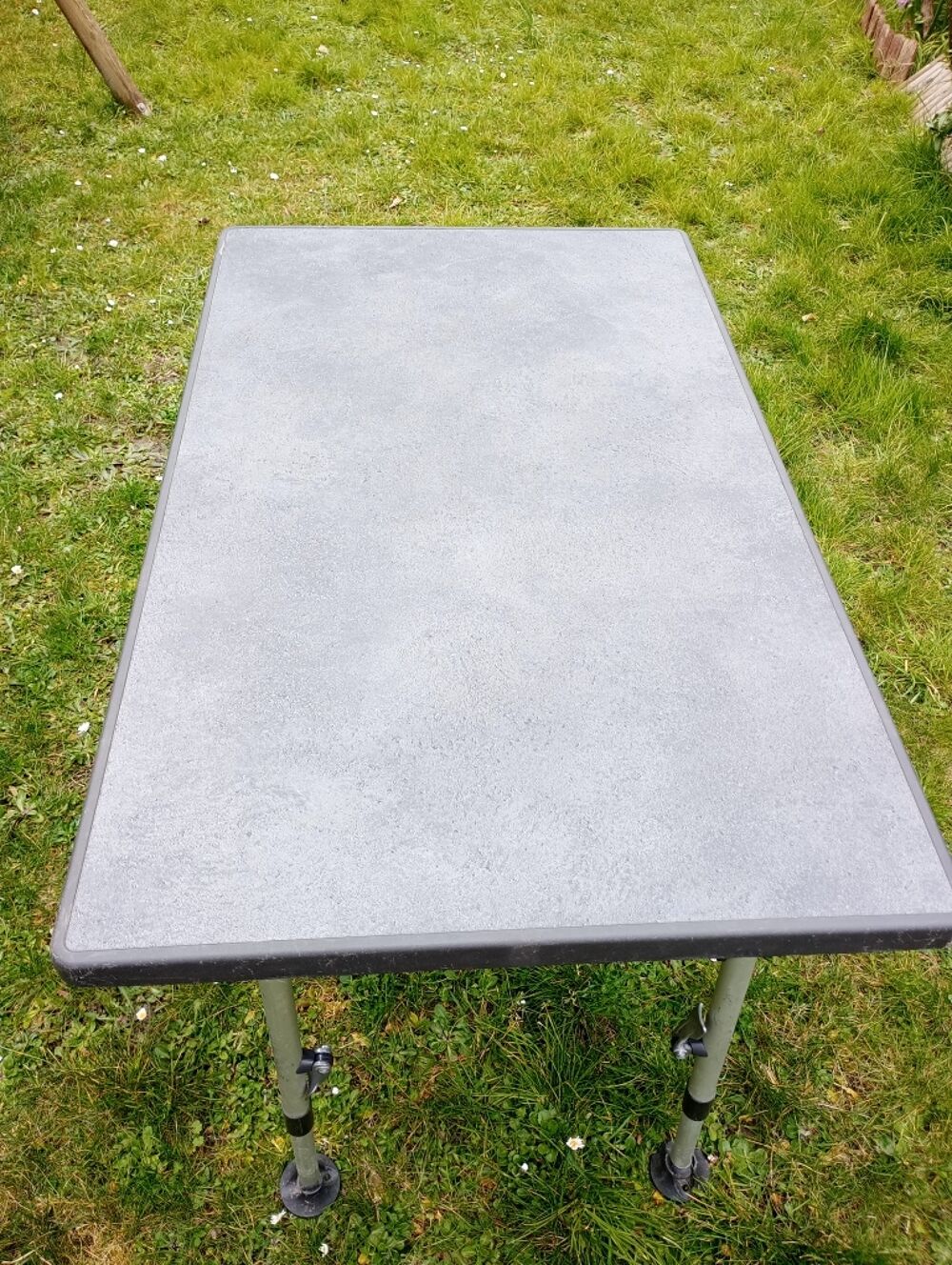 Table de jardin rectangulaire grise Jardin