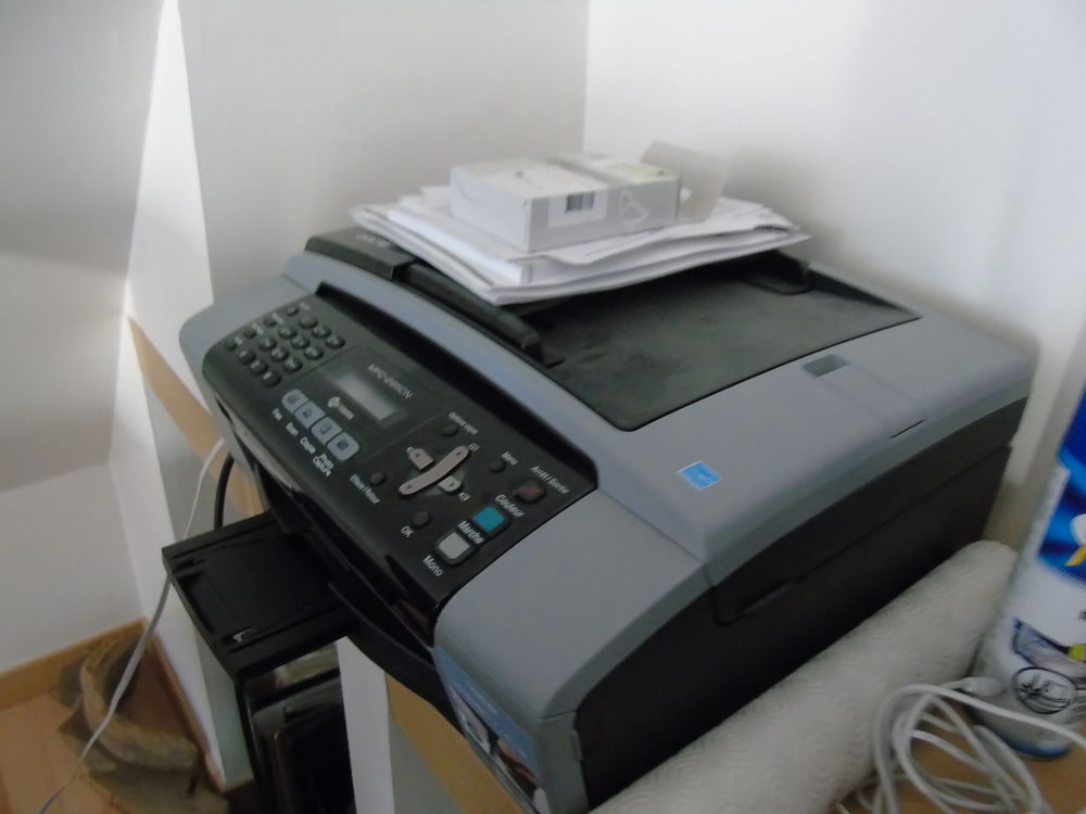 un bureau plus un t&eacute;i&eacute;phone fax Meubles