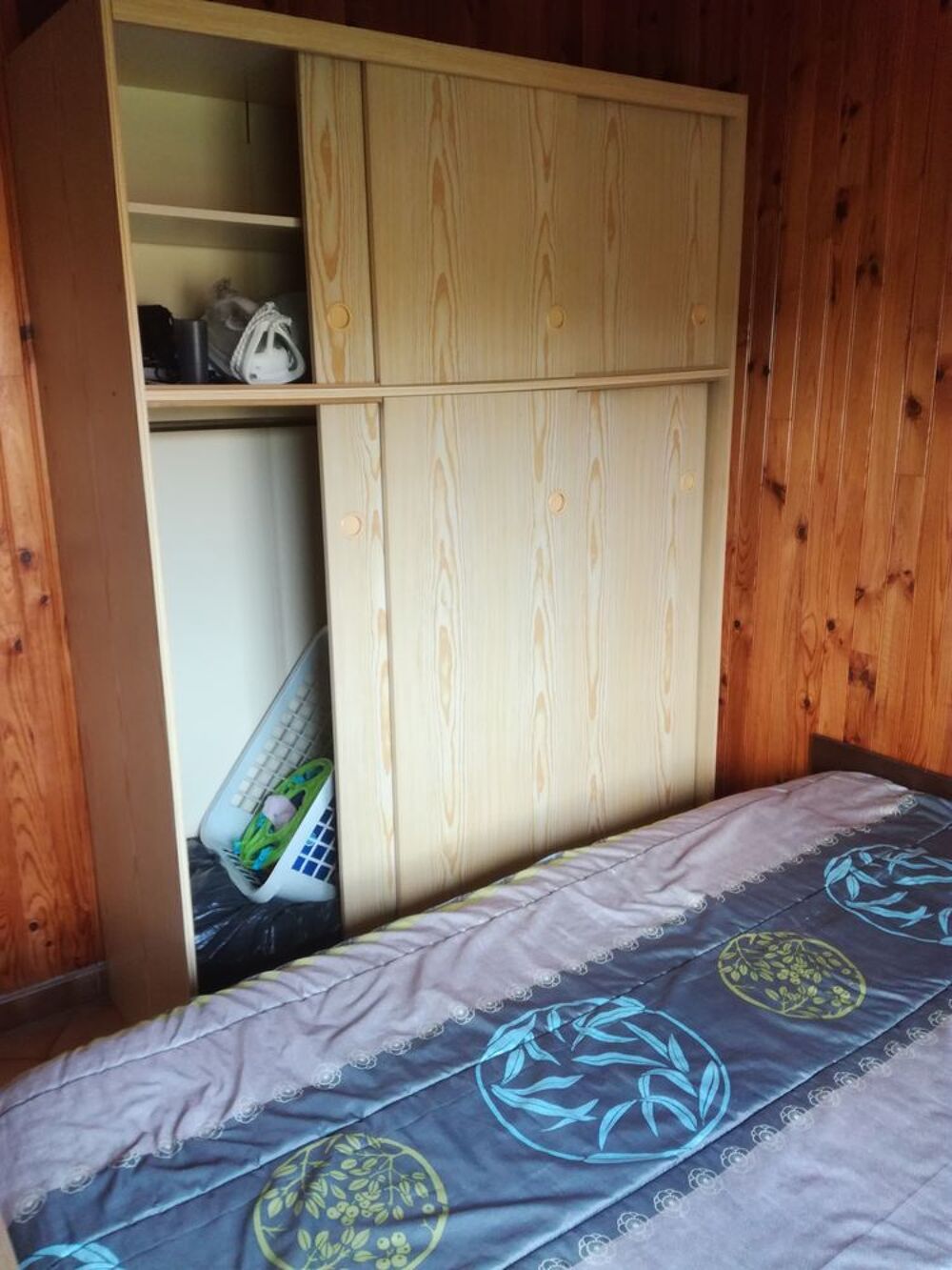 Chambre compl&egrave;te avec literie tr&egrave;s bon &eacute;tat 140
Meubles