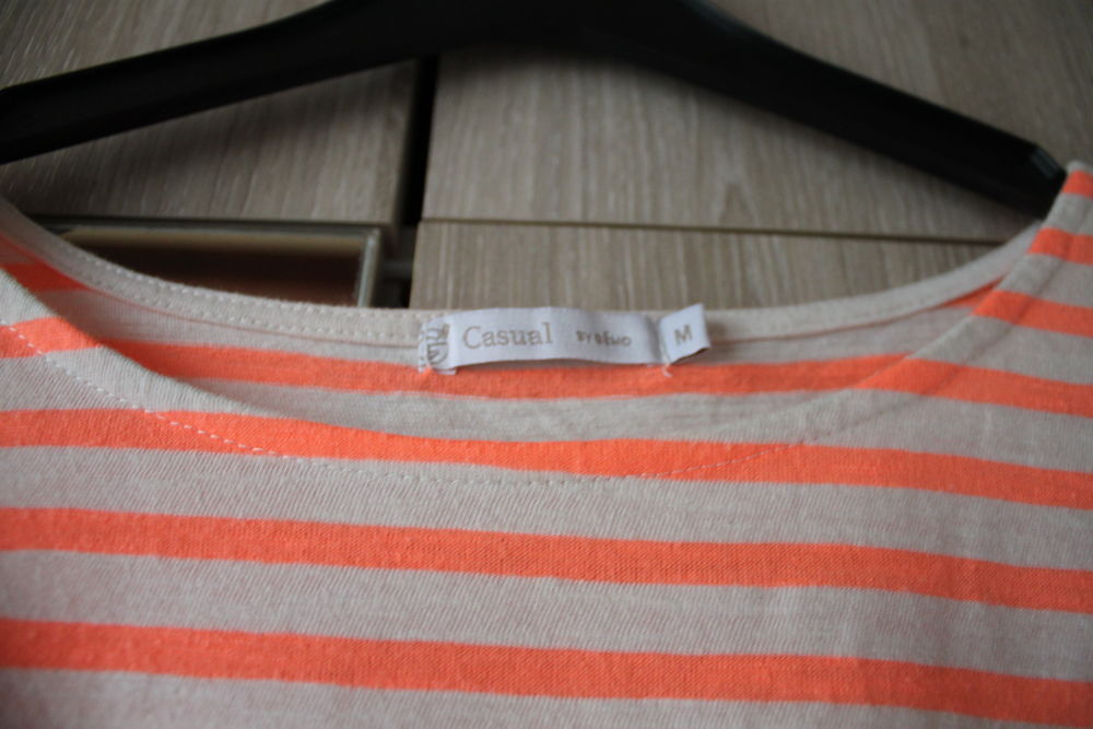 Tee-shirt manches longues rayures orange et blanc taille M.
Vêtements